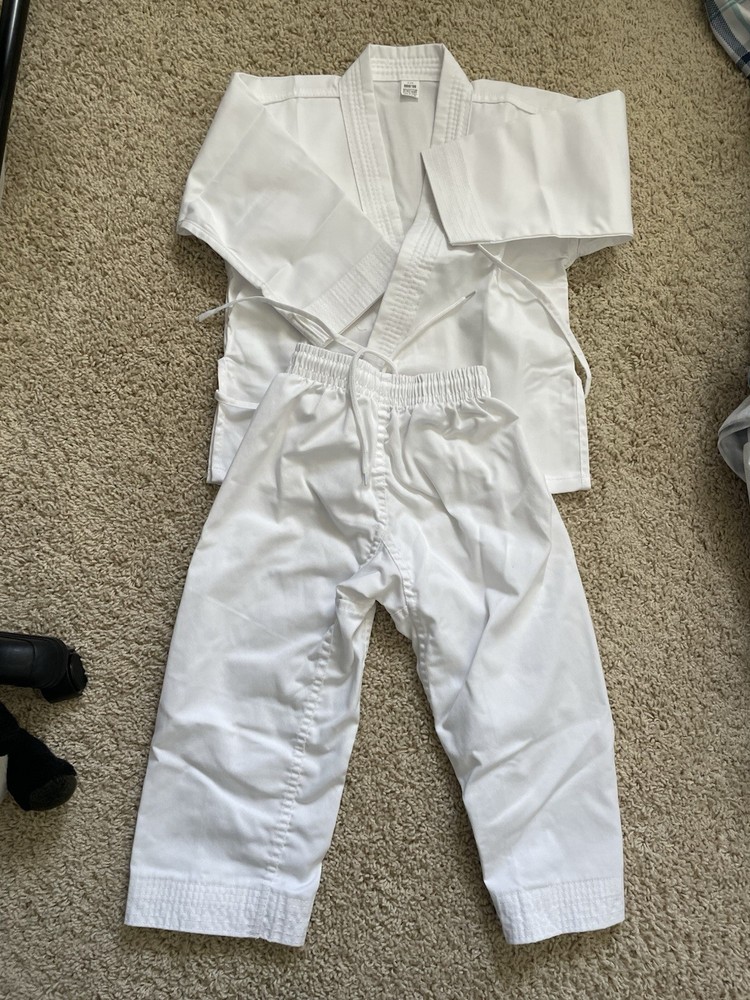 Brand New Kids White MMA TAEKWONDO KARATE GI UNIFORM SET WITH BELT C100 / 0000