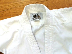 Authentic Kids BUSHIDO Karate White GI Martial Arts Uniform Whte Belt Size 0/140
