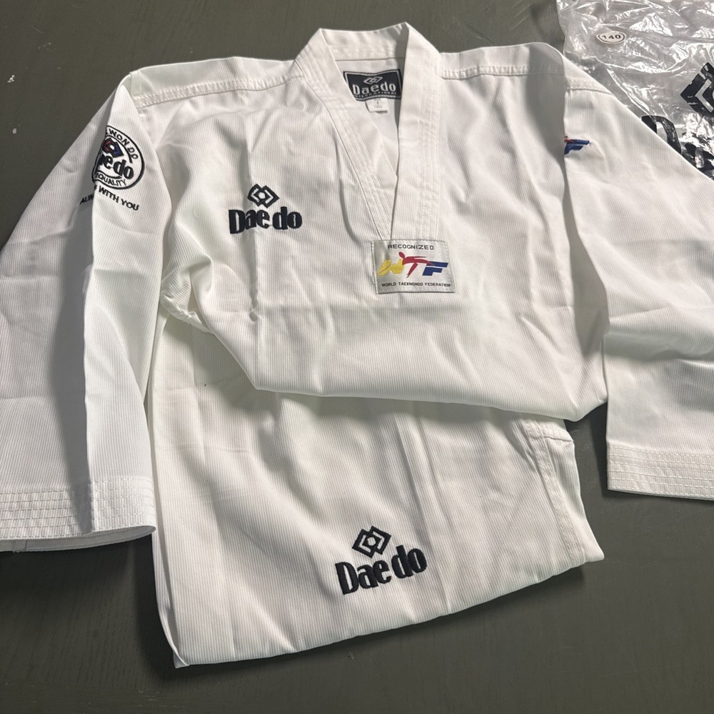 Daedo International World Taekwondo Federation Beginner Uniform Size 1 (140)