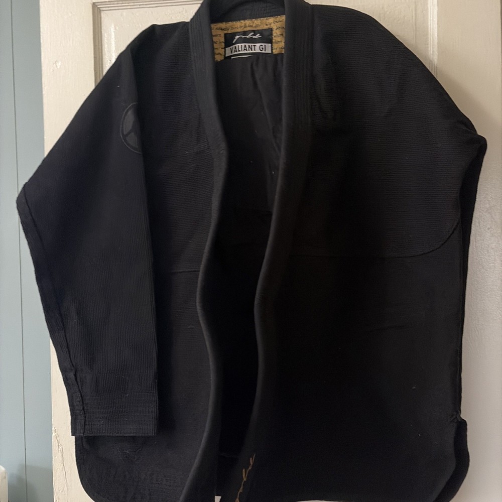 Valiant GI Gold A4 Martial Arts Outfit Black XL ( Pre Owned )