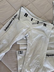 Albino & Preto Independent Jiu-Jitsu White Uniform