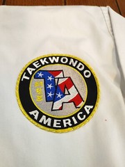 FUJI „Taekwondo America” Embroidered Youth White Karate Uniform Robe (Size 1)