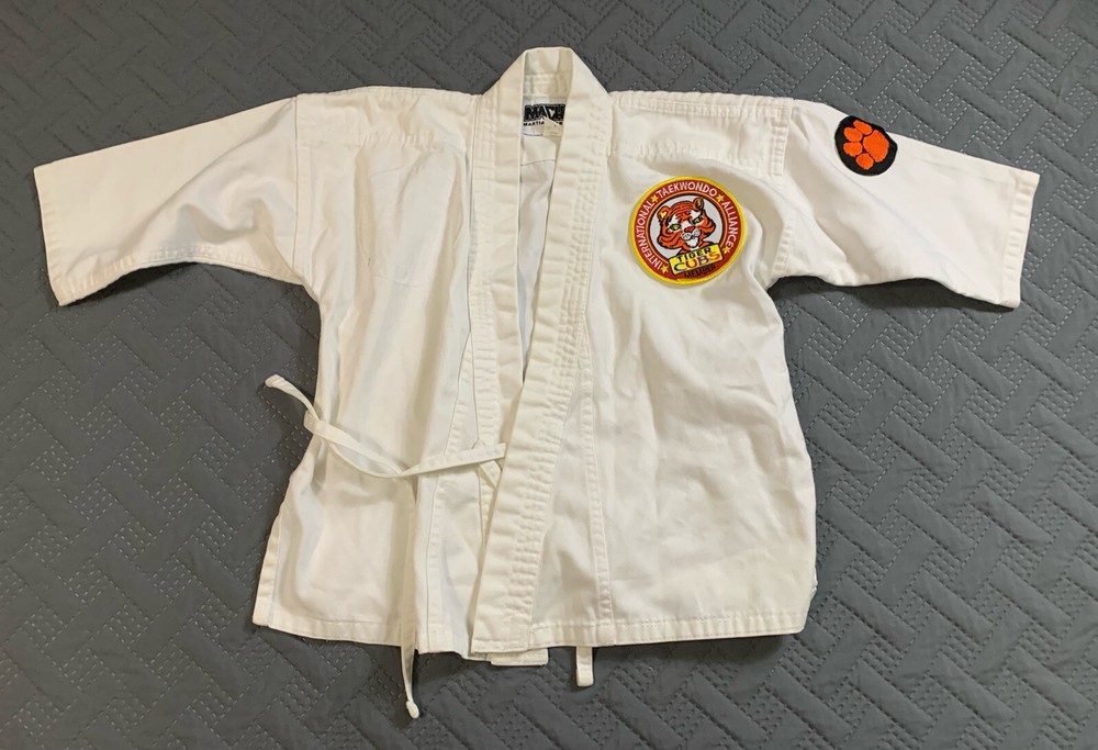 Macho Martial Arts White Taekwondo Uniform Top Tie Waist Size 00/130