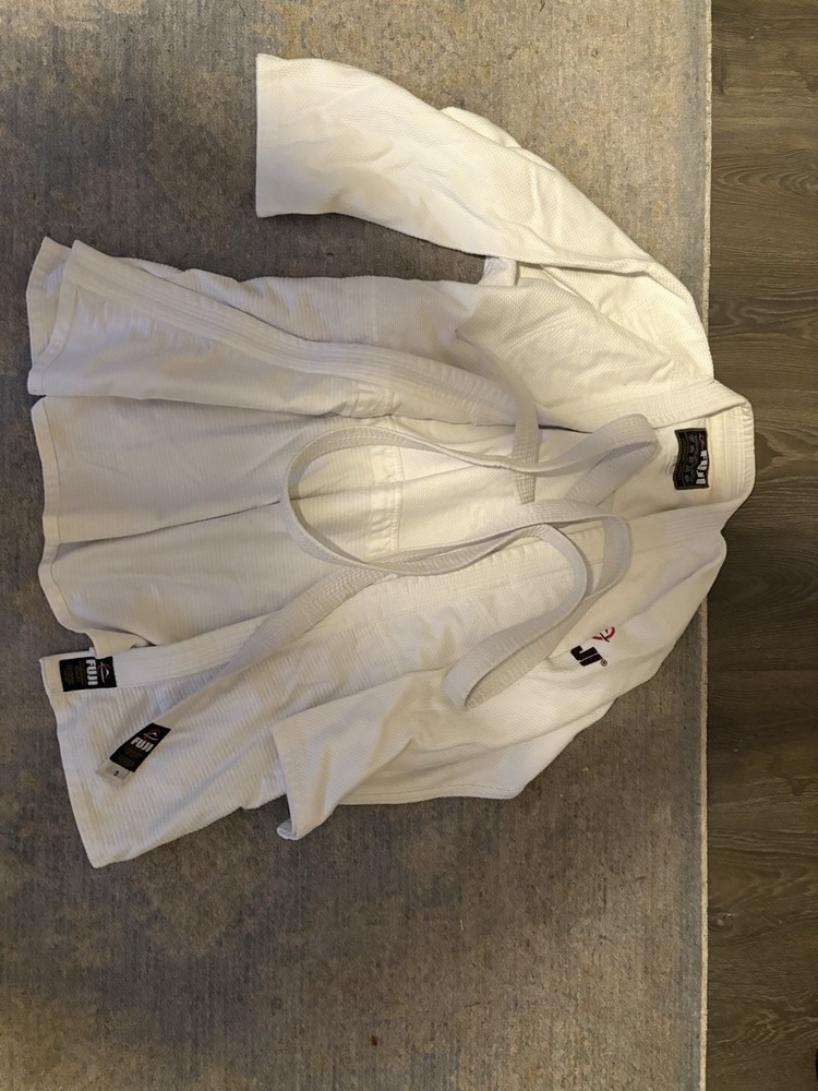Men’s White Fuji Judo/Ju Jitsu Gi Size 5 with Belt White