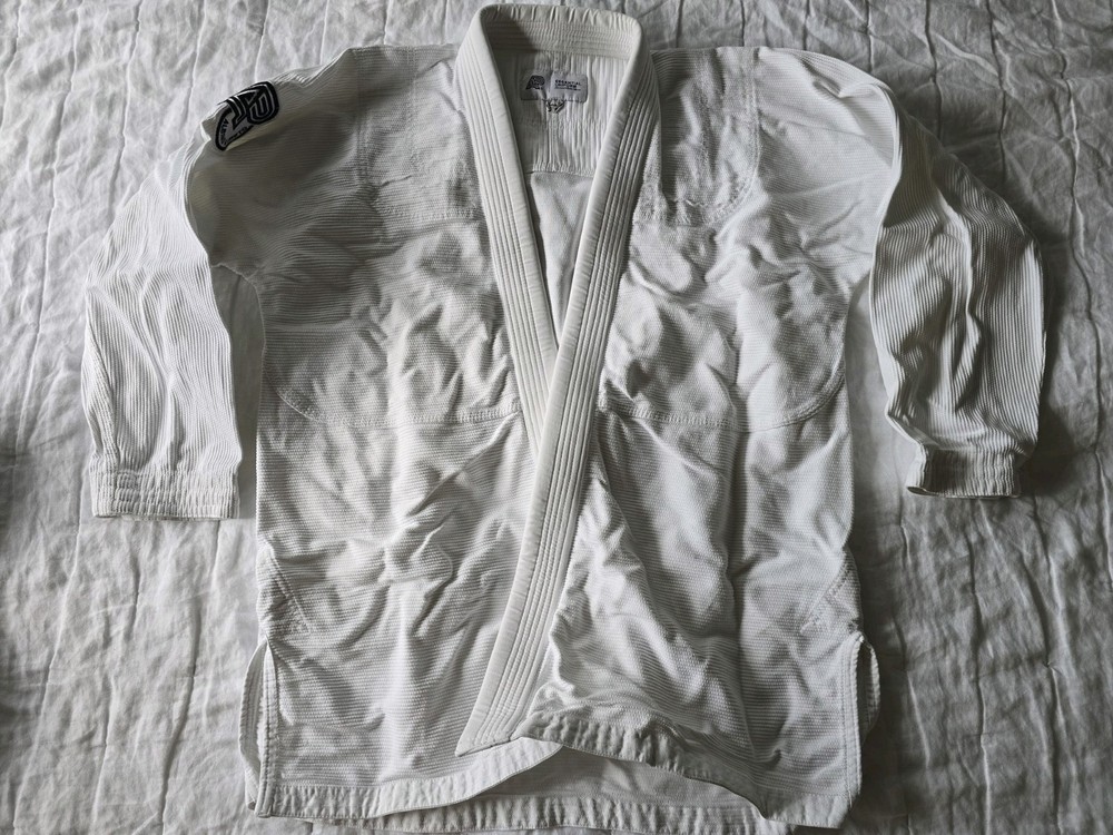 Albino and Preto, Essentials gi, White A4