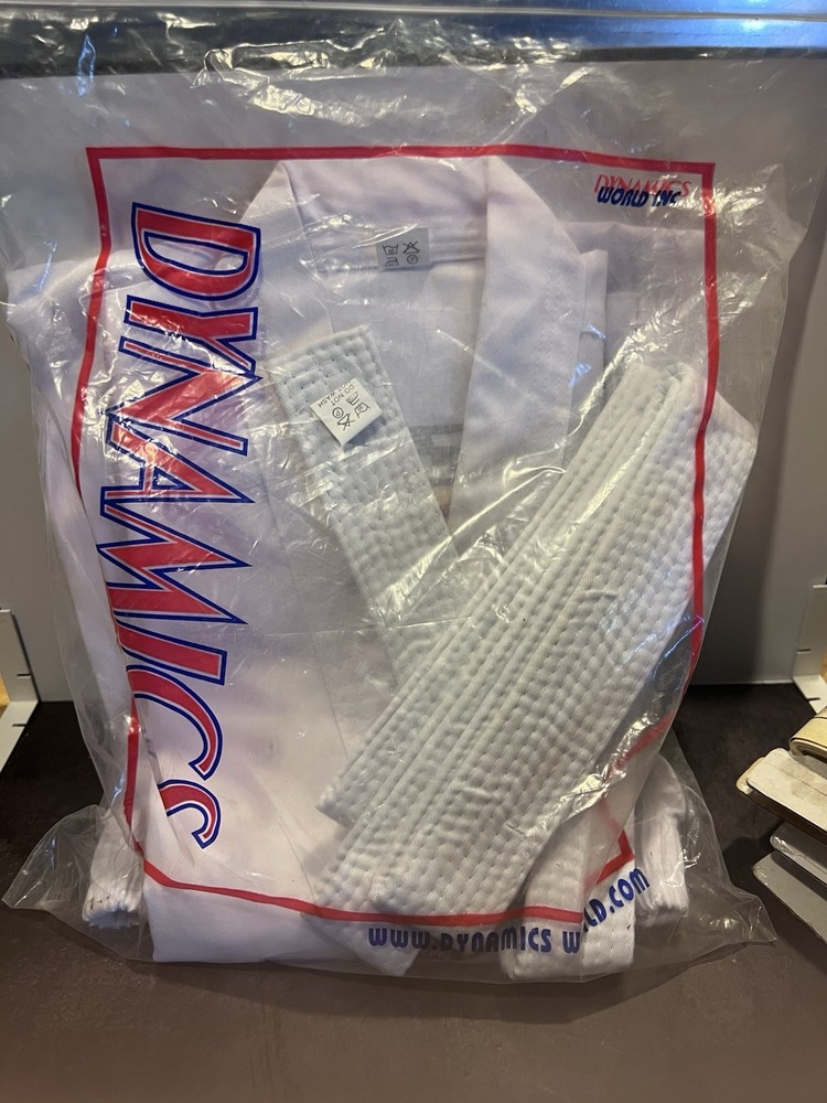 NEW Dynamics World Inc. Taekwondo Uniform Size 000/120 with White Belt