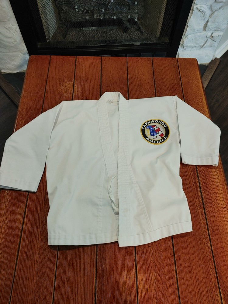 FUJI „Taekwondo America” Embroidered Youth White Karate Uniform Robe (Size 1)