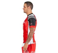 Fuji Linear Lockdown MMA BJJ Jiu Jitsu Short Sleeve SS Rashguard – Black/Red