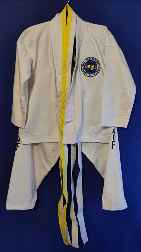 ITF TAEKWONDO UNIFORM SIZE 130 WHITE 2 BELTS- WHITE AND WHITE- YELLOW ZIP