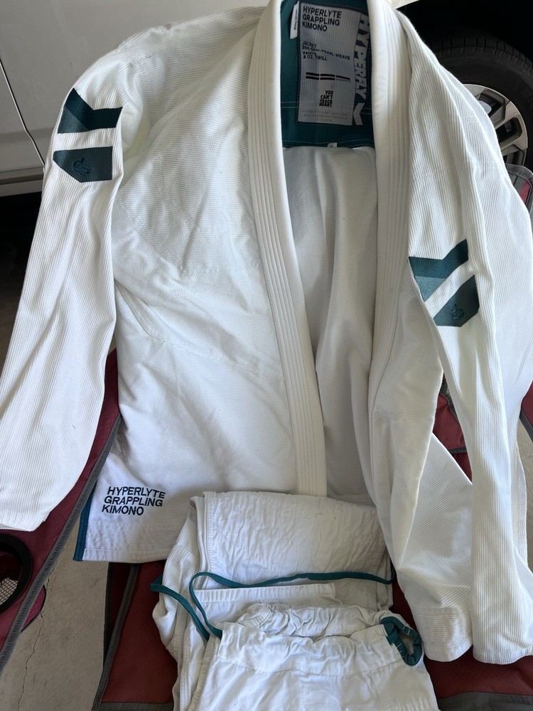 Hyperlyte BJJ Gi Standard Cut Comp, A4, White/teal– Excellent Condition