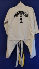 ITF TAEKWONDO UNIFORM SIZE 130 WHITE 2 BELTS- WHITE AND WHITE- YELLOW ZIP