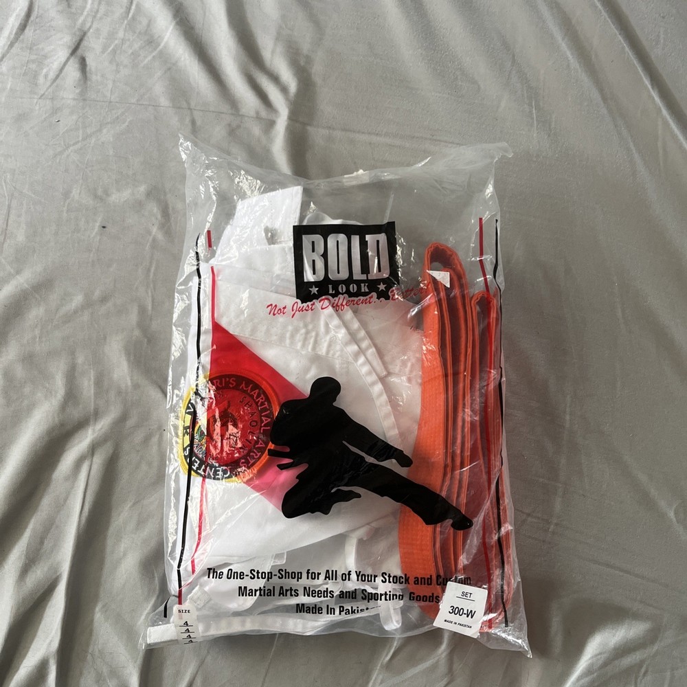 Martial Arts Karate Uniform BOLD Look Middleweight WHITE Size 4 Orange Belt