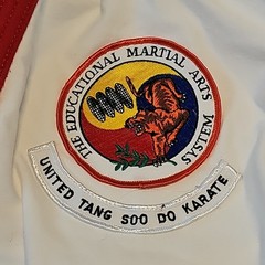 Kid’s Karate Gi Uniform Sz 3 Educational Martial Arts System White Red, Patches