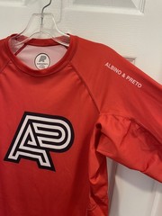 Preowned Albino & Preto Rash Guard size XL