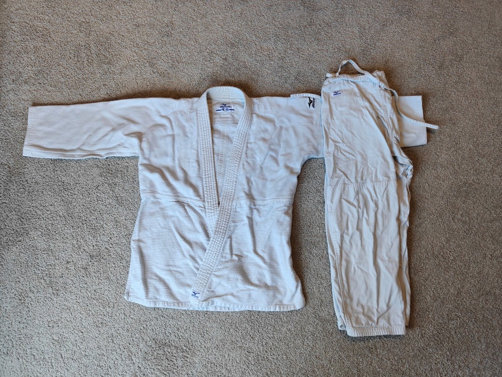 Mizuno Judo Gi Uniform White Jacket & Pants Size Approx. 4 Very Good Condition