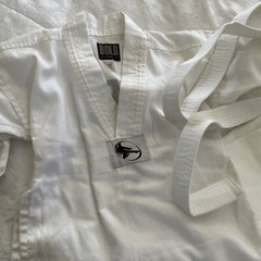 Kids kicks karate uniform size 000 and 00 Sizes 4/5 4-piece Set