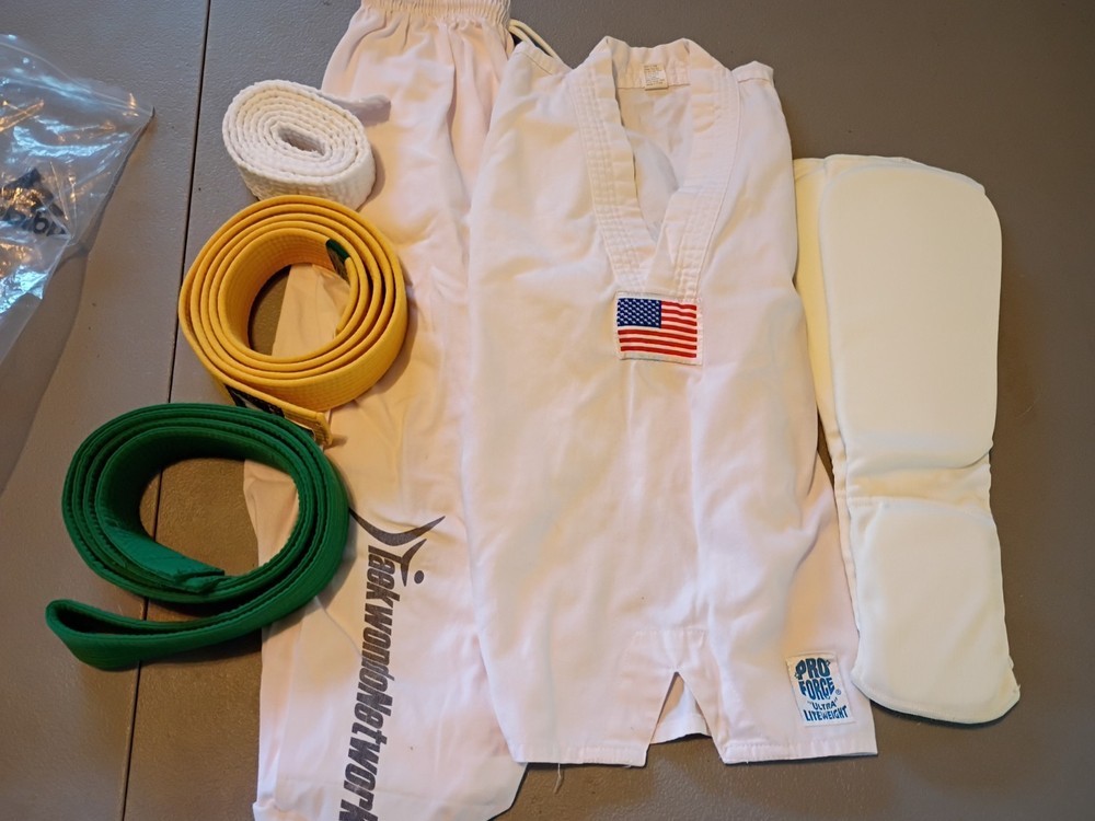 Taekwondo Network Pro Force Karate Uniform Size 00 With Pro Force Thunder Belts