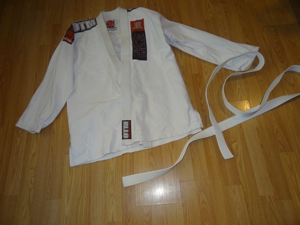 On The Mat Ju-Jitsu SLC 420 Shirt With Belt Size A3