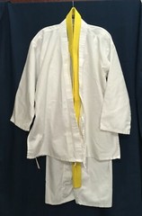 TIGER CLAWS YOUTH MARTIAL ARTS / KARATE / UNIFORM / SIZE 3 INCLUDES YELLOW BELT